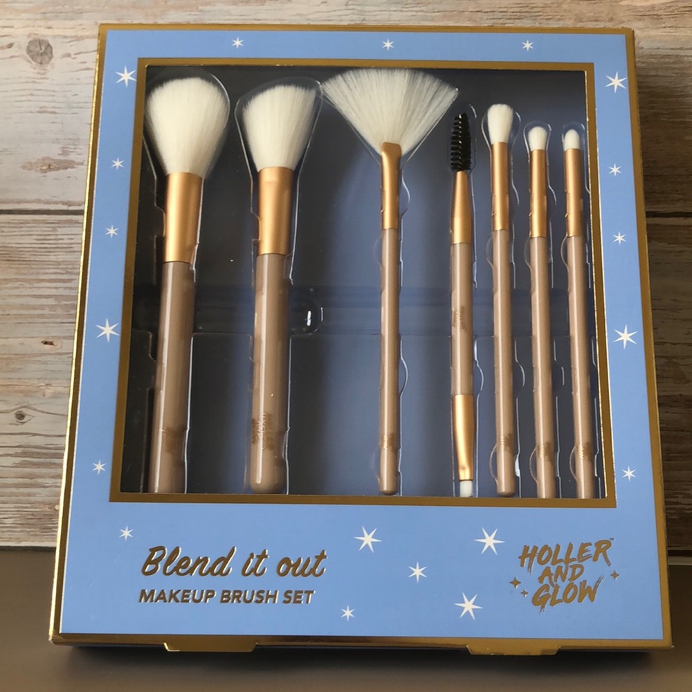 ❤️$9 NWT Holler and Glow Blend It Out Makeup Brush Set
